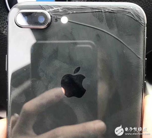 iphone8碎屏费要1388元人民币,看到我果断改变主意买了iphone7