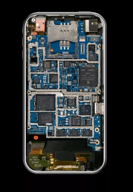 从结构图来看,第一代 iphone 的设计还相当"简陋",锂电池当时还用