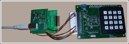 图2. 系统图片，使用一个3M内部连接器来连接MINIQUSB+和MAX1234评估板。