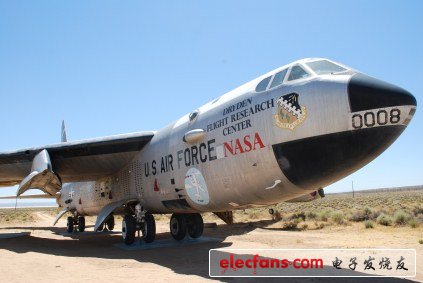 NASA 5-52：上图是U.S. Air Force/NASA B-52，这是用来为一系列装有火箭发动机的航天器进行坠落测试的