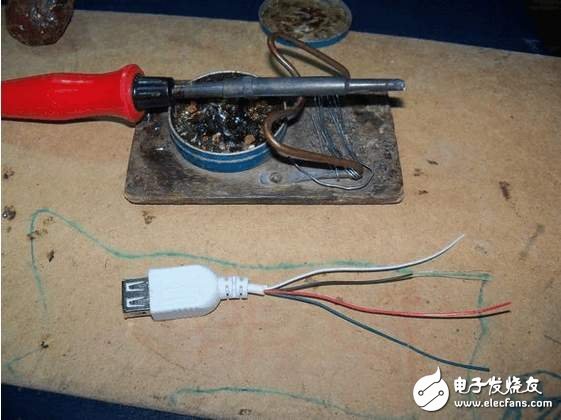 幾塊電池並聯在一起, 再和usb孔的電線相接, 要注意正極接正極, 負極