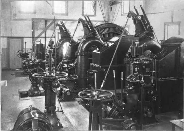 电力是所有产业运作,生产的前提,当时工厂不得不自己配备发电机