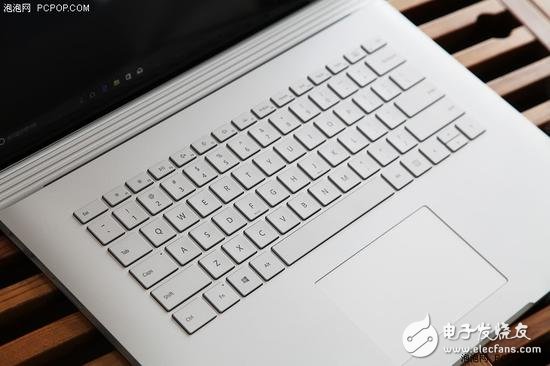 surface book 2 鍵盤手感保持了較高水準,鍵程比較長,手感略硬,反應